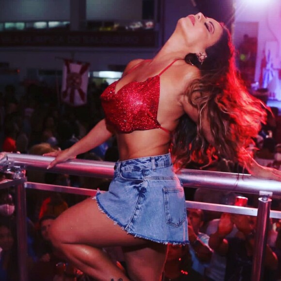 Viviane Araujo retornou como rainha de bateria do Salgueiro