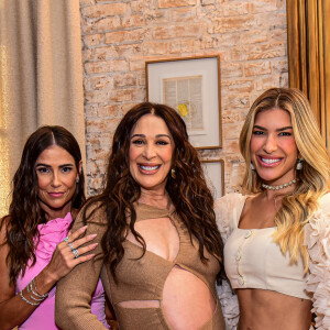 Claudia Raia, Debora Secco e Lorena Improta posaram juntas no lançamento do perfume Blooming Rose