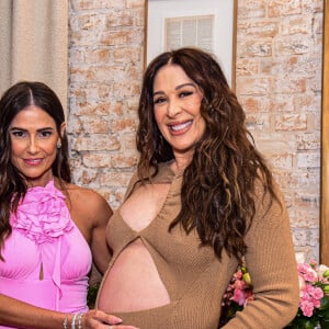 Claudia Raia teve barriga de gravidez acariciada por Deborah Secco em evento de beleza em São Paulo