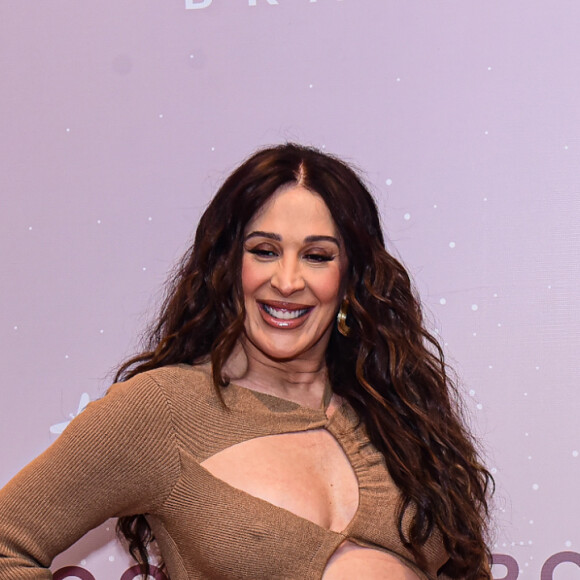 Claudia Raia escolheu um vestido que tinha amplos recortes na barriga e no busto