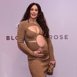 Claudia Raia acaricia barriga de gravidez ao posar para fotos em lançamento de perfume
