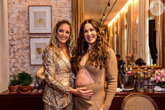 Claudia Raia ganha carinho na barriga de Ticiane Pinheiro aos 5 meses de gravidez