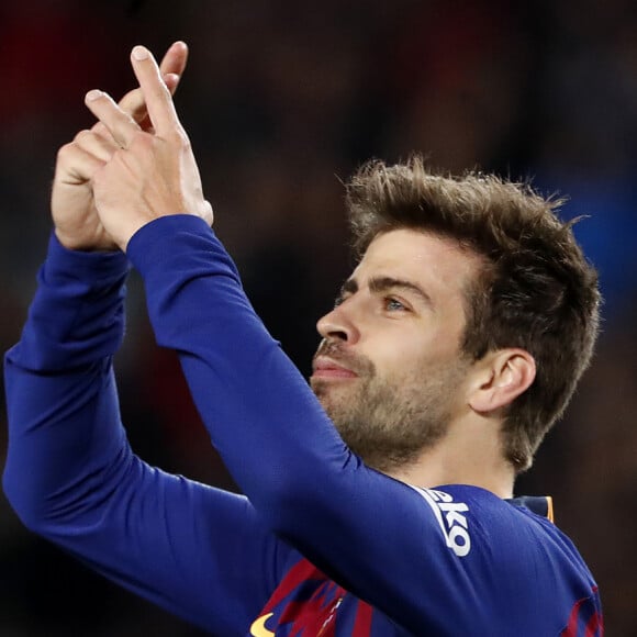 Os jogadores do Barcelona, time de Piqué, devem utilizar uma camisa com referência a Shakira na próxima partida. A informação é do jornalista Moisés Llorens, da ESPN