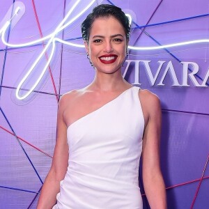 Agatha Moreira apostou em um vestido longo branco justinho