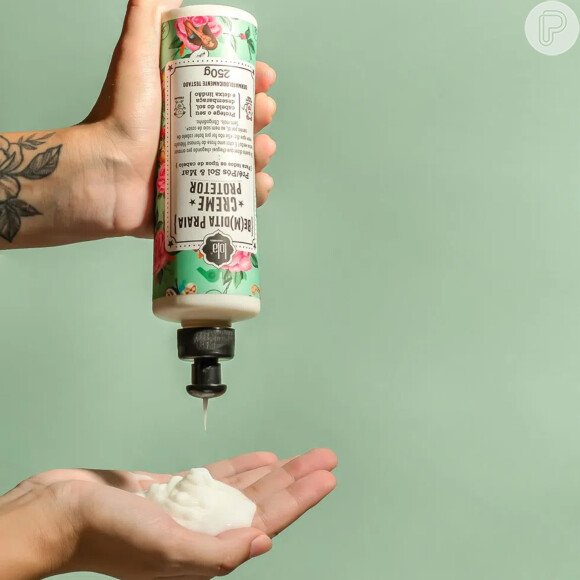 Para cuidar dos cabelo no verão, mantenha produtos como a Be(m) Dita Praia Protetor Solar Capilar, da Lola Cosmetics, no necessáire