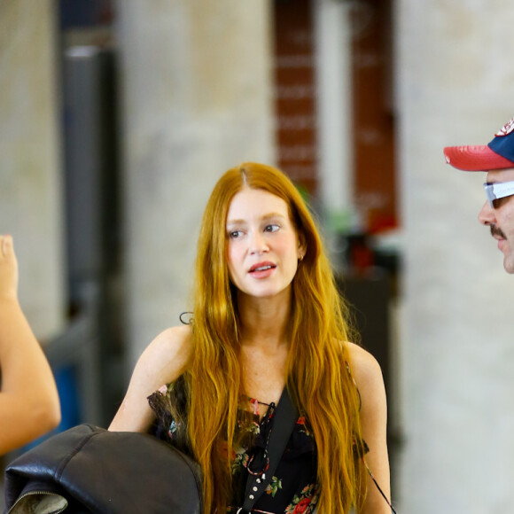 Vestido com coturno: Marina Ruy Barbosa apostou na estama floral com fundo preto