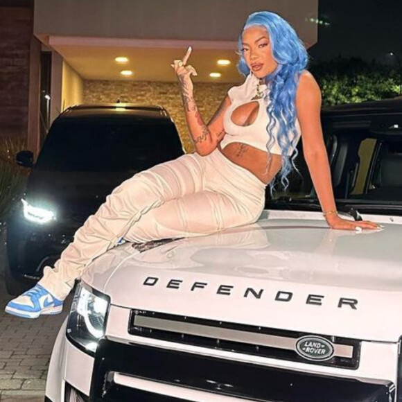 Ludmilla está de carro novo
