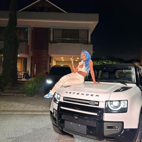 Ludmilla posou em cima de sua Land Rover Defender Effect 0 km