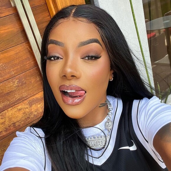 Ludmilla mostrou que comprou um carro novinho