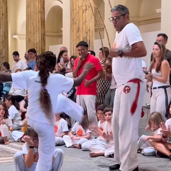 Giovanna Ewbank registra filha com Bruno Gagliasso jogando capoeira