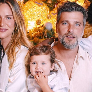 Giovanna Ewbank e Bruno Gagliasso posam com a família em foto