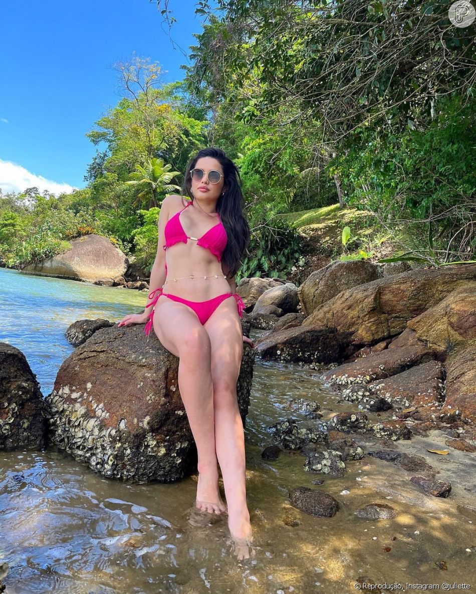 Além de biquíni rosa, Juliette também apostou em bodychain em look praia para curtir viagem