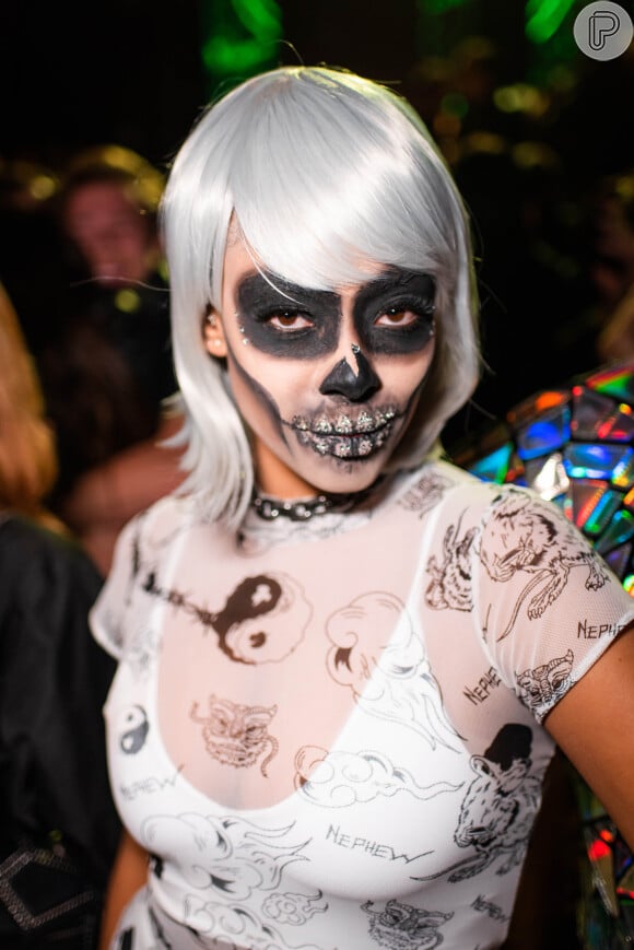 Fantasia de Halloween com maquiagem elaborada de caveira