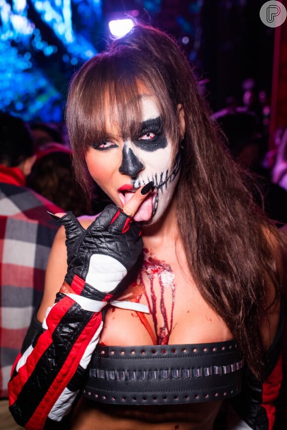 Fantasia de Halloween com maquiagem de caveira foi a escolha da ex-BBB Thais Braz