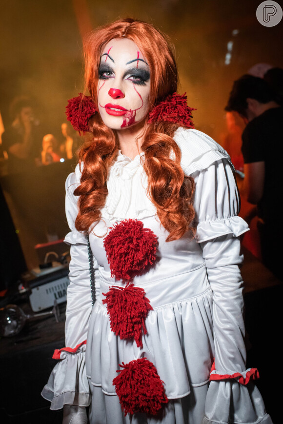 Fantasia de Halloween da boneca Anabelle tinha maquiagem elaborada e peruca ruiva