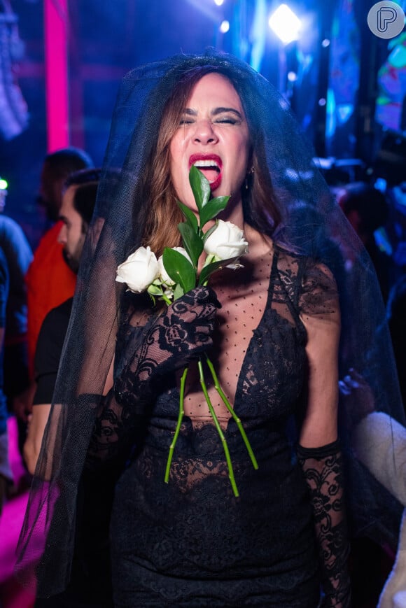 Fantasia de Halloween de noiva gótica: Luciana Gimenez escolheu um look all black para festa