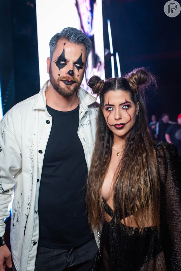 Casal vestindo uma fantasia de halloween de caveira