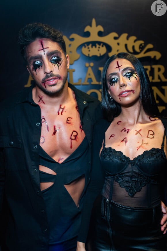 Fantasia de casal para usar no Halloween: maquiagem marcante e no colo fizeram parte desse visual
