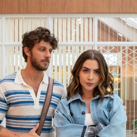 Ari (Chay Suede) e Chiara (Jade Picon) passaram a namorar depois que a mimada cedeu aoos seus sentimentos pelo rapaz, na novela 'Travessia'