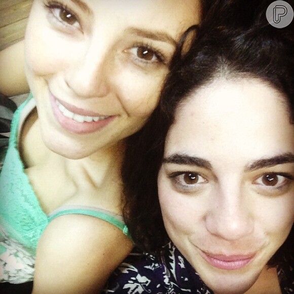 Martha publicou uma foto com a colega de cena em sua conta do Instagram no dia da estreia da minissérie: 'Essa moça linda é meu par!'