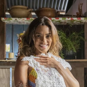 Brisa (Lucy Alves) leva um choque ao descobrir que Ari (Chay Suede) vai se casar, na novela 'Travessia'