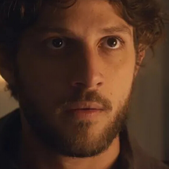 Ari (Chay Suede) vai ser surpreendido com reação do filho, Tonho (Vicente Alvite), sobre seu namoro com Chiara (Jade Picon), na novela 'Travessia'