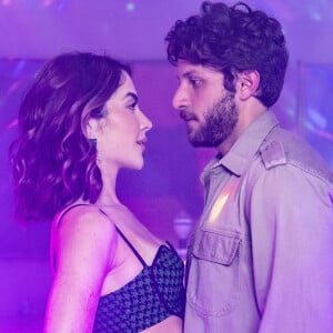 Ari (Chay Suede) conseguiu conquistar Chiara (Jade Picon), na novela 'Travessia', após algumas desavenças