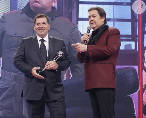 Leandro Hassum aparece mais magro para receber premiação no 'Domingão do Faustão' neste domingo, 28 de dezembro de 2014