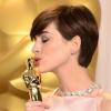 Anne Hathaway beija a estatueta na premiação do Oscar