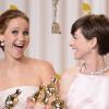 Jennifer Lawrence e Anne Hathaway se divertem durante a premiação do Oscar 2013
