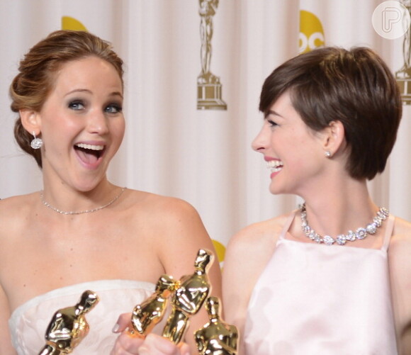 Jennifer Lawrence e Anne Hathaway se divertem durante a premiação do Oscar 2013