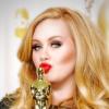 Adele beija a estatueta que ganhou pela Melhor Canção Original: 'Skyfall'