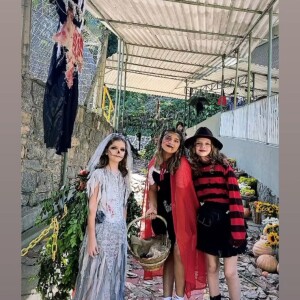 Filha de Grazi Massafera e Cauã Reymond posa com amigas em festa de Halloween