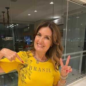 Fátima Bernardes comemorou a vitória de Lula usando uma camisa do Brasil