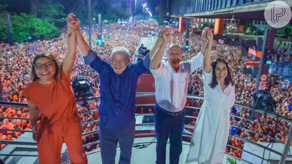 Lula vence as Eleições 2022 e posa com a mulher, Janja, o seu vice-presidente, Geraldo Alckmin, e a esposa dele, Lu Alckmin