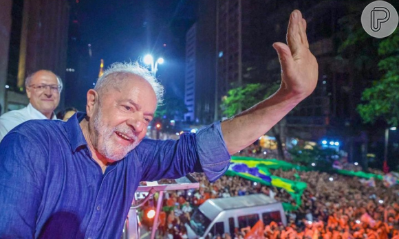 Após o anúncio da vitória de Luiz Inácio Lula da Silva, o presidente eleito foi recebido com festa na avenida Paulista