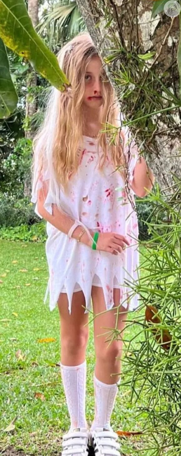 Halloween: filha de Luciano Huck e Angélica, Eva usou look all white com marcas de sangue