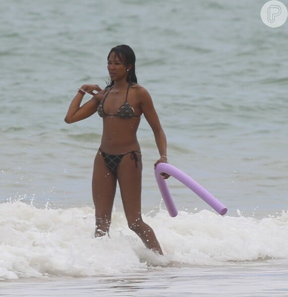 Naomi Campbell se refresca no mar de Trancoso, na Bahia