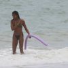 Naomi Campbell se refresca no mar de Trancoso, na Bahia