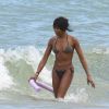 Naomi Campbell exibe corpão em mar de Trancoso, na Bahia