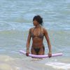 Naomi Campbell exibe corpão em mar de Trancoso, na Bahia