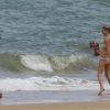 Naomi Cambell e Kate Moss curtem juntas praia de Trancoso, na Bahia