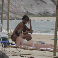 Kate Moss e Naomi Campbell curtem praia em Trancoso, na Bahia