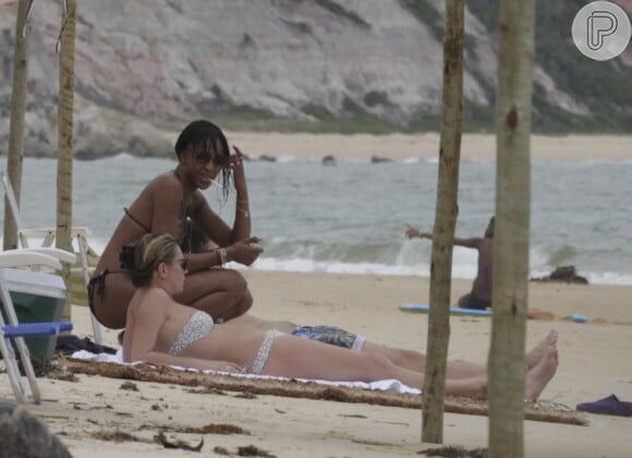 Kate Moss e Naomi Campbell se bronzeiam na praia de Trancoso, na Bahia
