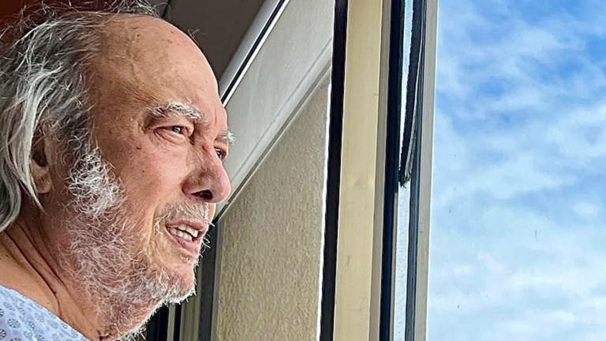 Auxiliar de Silvio Santos na TV, Roque, 86 anos, volta para a UTI no 7º dia  de internação. Saiba seu estado de saúde - Purepeople