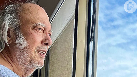 Erasmo Carlos, de 81 anos, recebeu alta do hospital nesta quarta-feira (02)