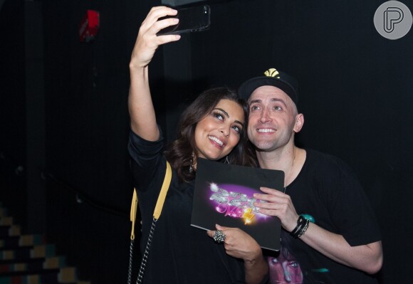 Juliana Paes tirou uma selfie com Paulo Gustavo após conferir o espetáculo '220v'