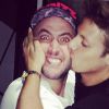 Fábio Porchat tascou um beijo em Paulo Gustavo e o humorista tirou uma selfie do momento