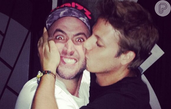 Fábio Porchat tascou um beijo em Paulo Gustavo e o humorista tirou uma selfie do momento