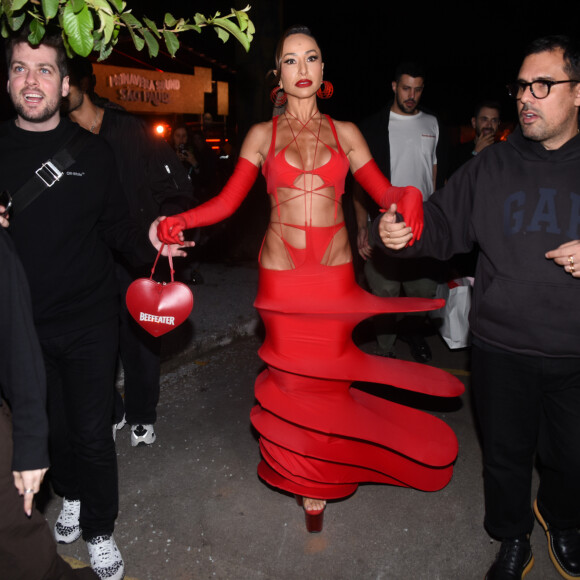 Sabrina Sato usou vestido, joias, luvas e sapatos vermelhos